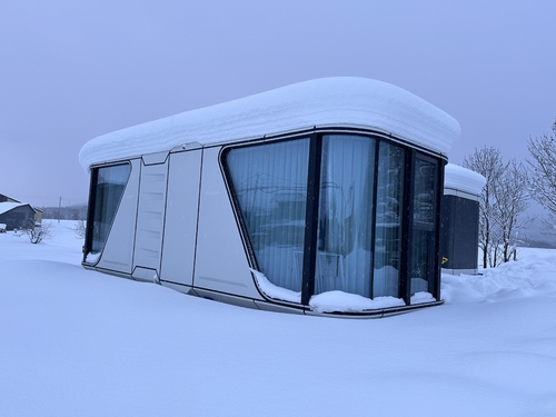 Perusahaan terbaru Solusi tentang Rumah kapsul luar angkasa mendarat di Hokkaido, Jepang, dan menjadi pemandangan yang indah.
